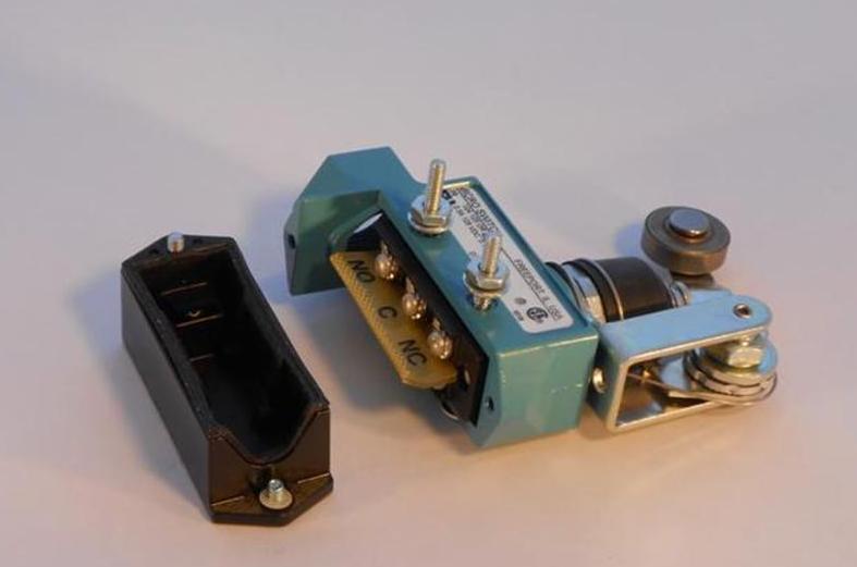 Limit Switch Roller Lever DPDT | E26412